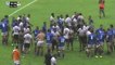 Les Samoa et Fidjiens prient ensemble à la fin du match de Pacific Cup