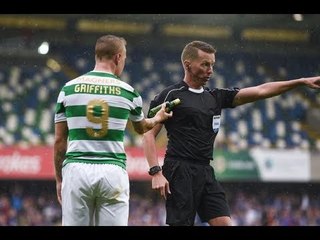 Il reçoit des projectiles et se prend un carton jaune !