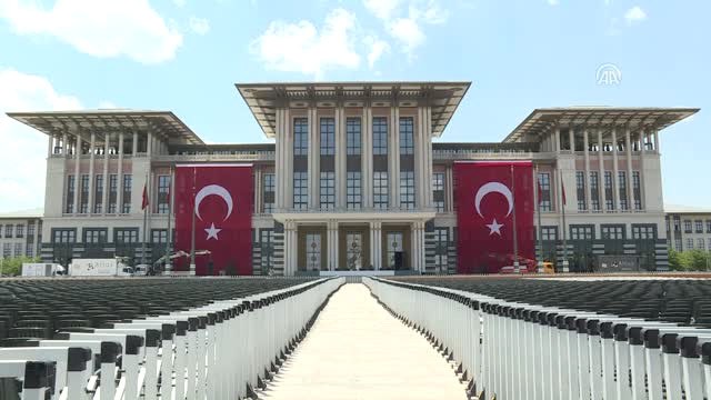 Cumhurbaşkanlığı Külliyesi'ne Dev Bayraklar Asıldı