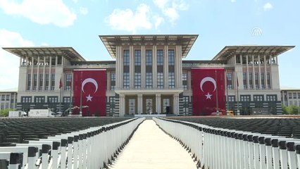 Cumhurbaşkanlığı Külliyesi'ne Dev Bayraklar Asıldı