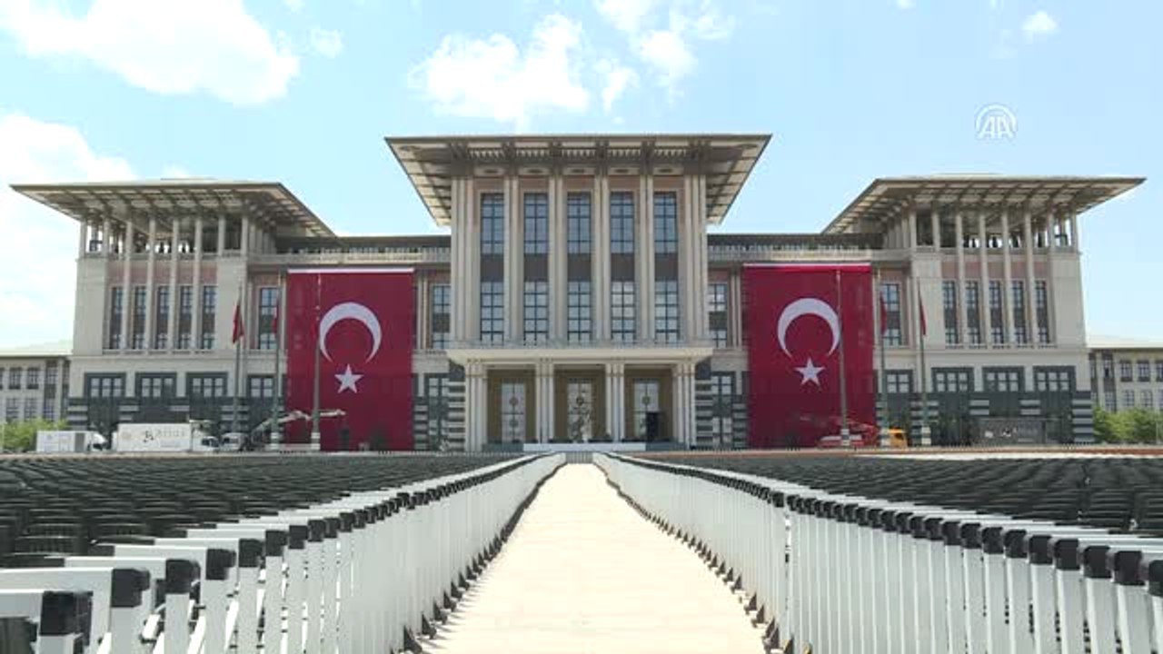 Cumhurbaşkanlığı Külliyesi'ne Dev Bayraklar Asıldı