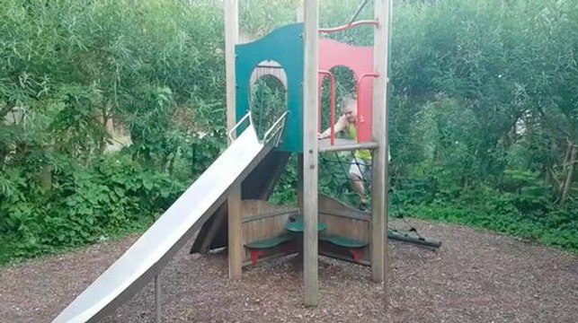Quand un adulte tente de s'amuser dans un toboggan !