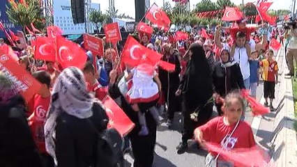 Yüzlerce Çocuk, Ay Yıldızlı Bayraklarla Şehitler İçin Yürüdü