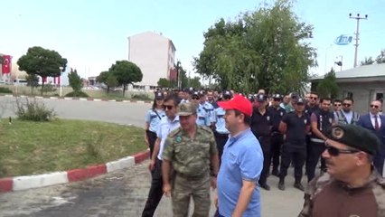 Iğdır'da 30 Metrelik Bayrak Göndere Çekildi