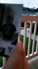 La femme tend une lettre à son mari – après avoir lu quelques lignes, il fond en larmes