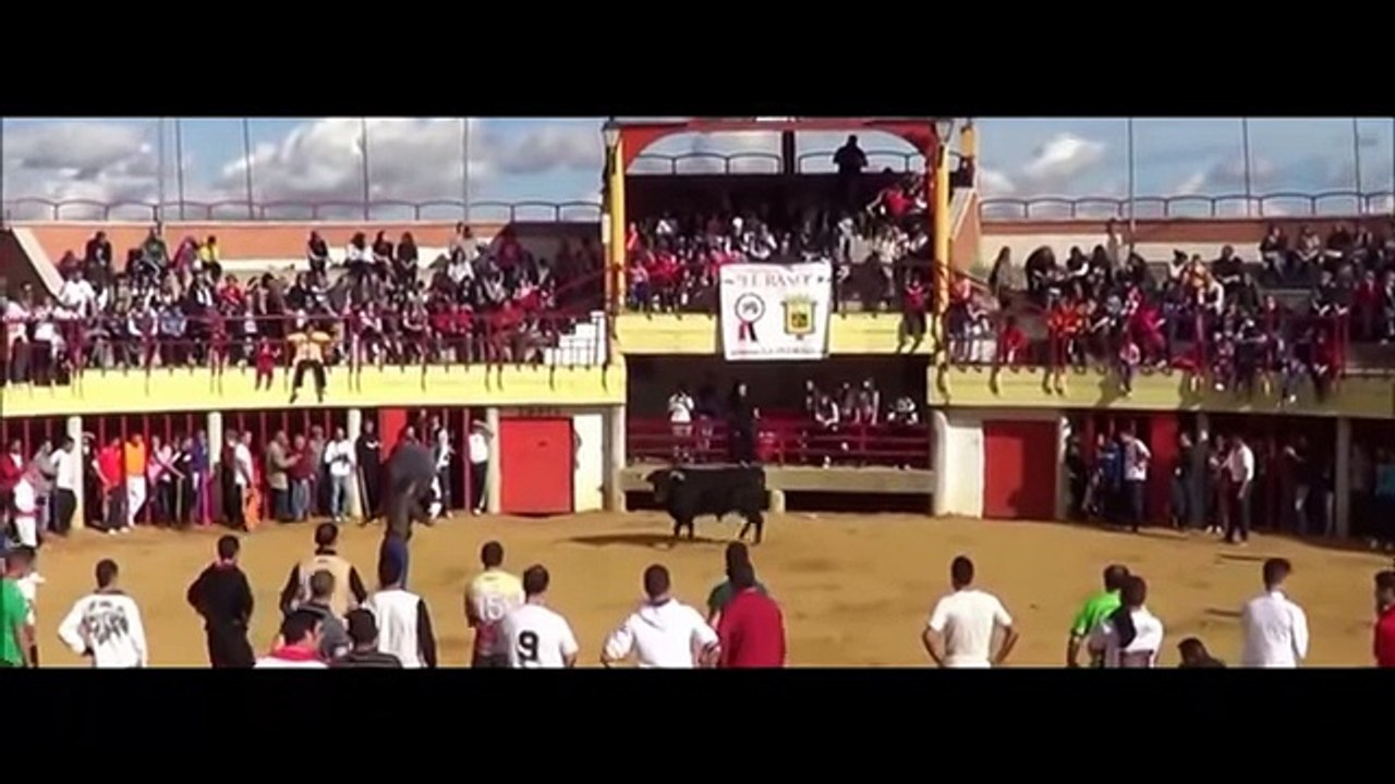 TOP 35 Bullfighting funn bullfighting festival #55 Crazy bull attack people -