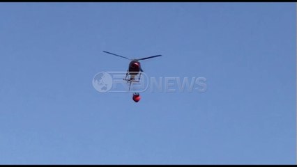 Ora News - Helikopterët Viva po mbajnë me vështirësi në kontroll zjarrin në mal