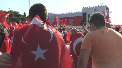 15 Temmuz Şehitler Köprüsü Kırmızı Beyaza Büründü