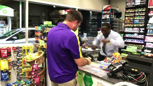 Un caissier et ses clients s'enjaillent sur les rythmes du MC Hammer U Can't Touch This !!