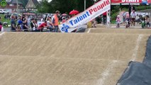 La foule célèbre la victoire d'un petit cycliste un peu trop tôt !!