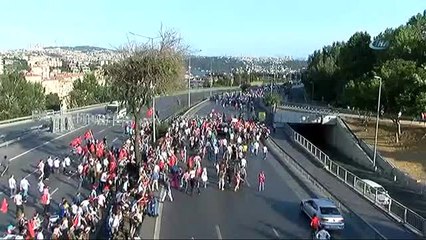 Polis Bariyerini Aşan Yüzlerce Kişi 15 Temmuz Şehitler Köprüsü'ne Koştu