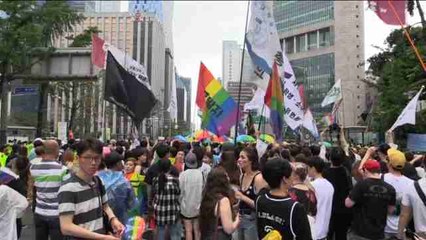 Miles de personas participan en el desfile del Orgullo Gay en Seúl