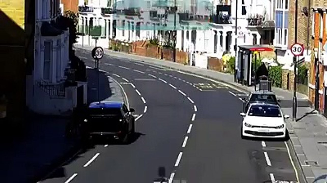 Un homme braque une voiture mais va vite le regretter