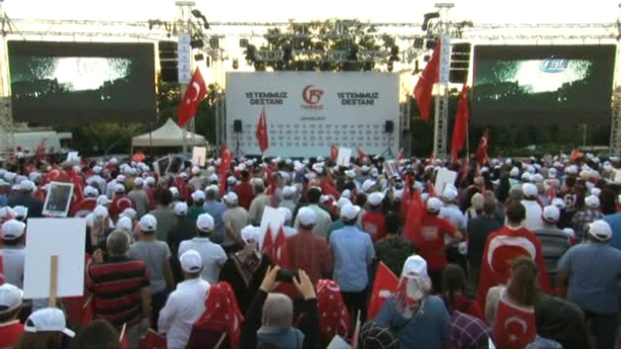 Başbakan Binali Yıldırım Yürüyerek 15 Temmuz Şehitler Köprüsü'ne Gidiyor