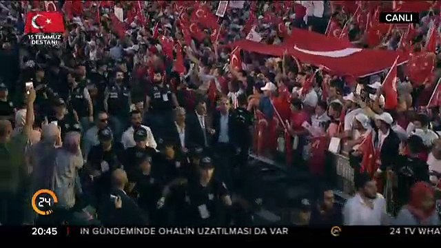Başbakan Binali Yıldırım korumaları olmadan vatandaşlarla kol kola yürüyor!
