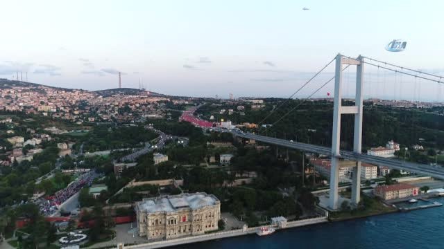 15 Temmuz Şehitler Köprüsü Girişinde İnsan Seli Havadan Görüntülendi