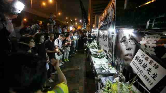 Cientos de personas acuden a la vigilia en memoria de Liu Xiaobo en Hong Kong