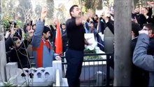 Atsizin baş ucunda  Genç Atsızlar  and durmakta