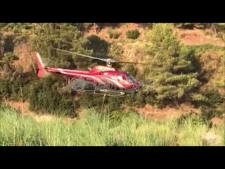 Ora News - Helikopterët Viva po mbajnë me vështirësi në kontroll zjarrin në mal