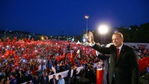 Erdogan e milhares de turcos celebram golpe falhado