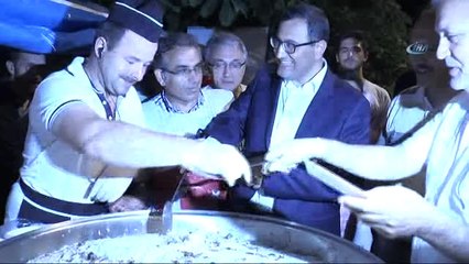 Demokrasi Nöbeti Tutan Vatandaşlara Memur-Sen Pilav Dağıttı