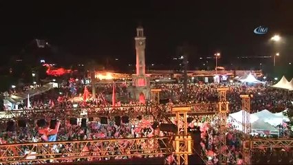 İzmirliler Konak Meydanı'nda Demokrasi Nöbetinde