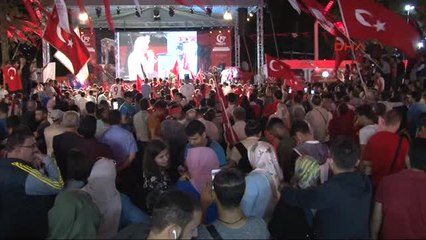 Vatandaşlar Şehit Ömer Halisdemir Heykeliyle Fotoğraf Çekmek İçin Kuyruğa Girdi