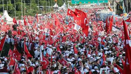 Erdogan se da un baño de masas en el primer aniversario del fallido golpe