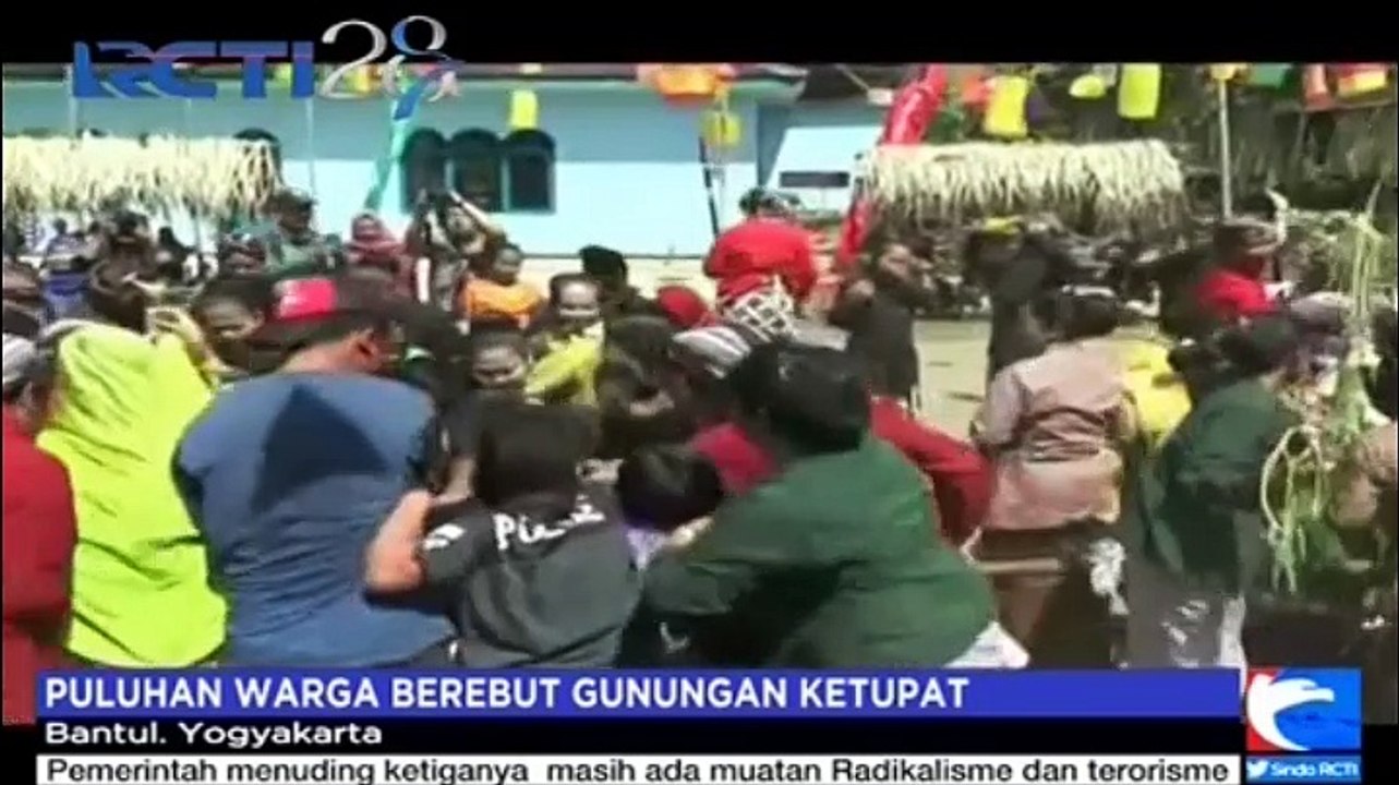 Puluhan Warga Bantul Berebut Gunungan Ketupat