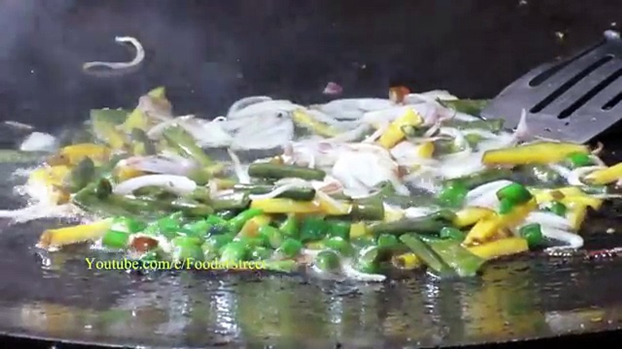 Indian Street Food Kolkata - Special Chow Mein (Noodles) CHICKEN and EGG - Street Food India