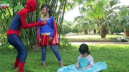 Download Video: Et homme chauve-souris Bonbons des voitures gelé fille ponton homme araignée jouets contre Elsa w joker superman