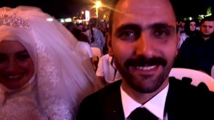 Manisa'da Gelin ve Damat Düğünün Ardından Demokrasi Nöbetine Katıldı