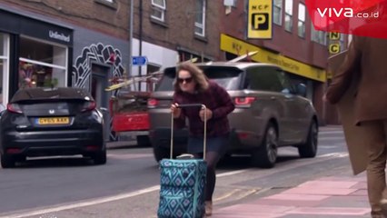 Keren, Wanita ini Melukis dengan Mesin Tik