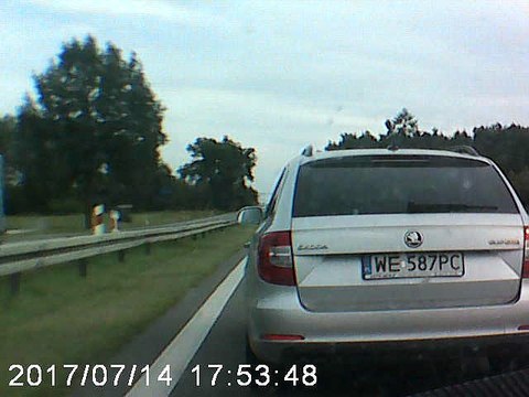 Zmiana pasa bez kierunkowskazu i wolna jazda lewym pasem