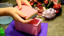 Fait main lilas savon savon lilas en coupant le savon avec ses mains