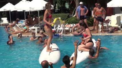 Antalya Tatilciler Havuz Aktiviteleriyle Serinledi