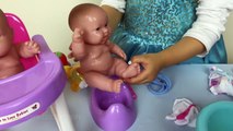 Bebé muñeca baño tiempo en fingir juego juguetes bebé muñeca hora del baño en juego de bolos cómo para