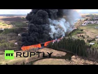 Video herunterladen: Huge fire destroys trestle bridge in Canada, police suspect arson (drone footage)