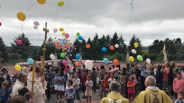 Lâché de ballon pour la fête des saints Louis et Zélie Martin