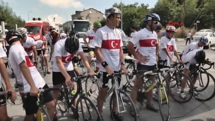 Niğde Bisikletliler Ömer Halisdemir'e Ulaşmak Için 9 Ilden Vatan Toprağı Götürüp Dua Etti