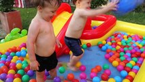 Cour de récréation enfants piscine amusement des balles la natation piscine avec des balles et faire glisser