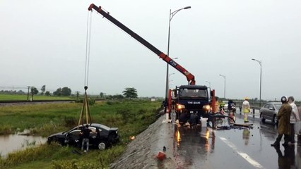 Ôtô con húc 2 xe máy đi cùng chiều, hai người tử vong