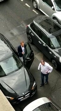 Road Rage - Un automobiliste accroché à une voiture se prend une camionnette (Paris)