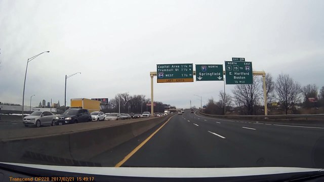 Un automobiliste s'insère au dernier moment dans une file de voiture (Instant Karma)