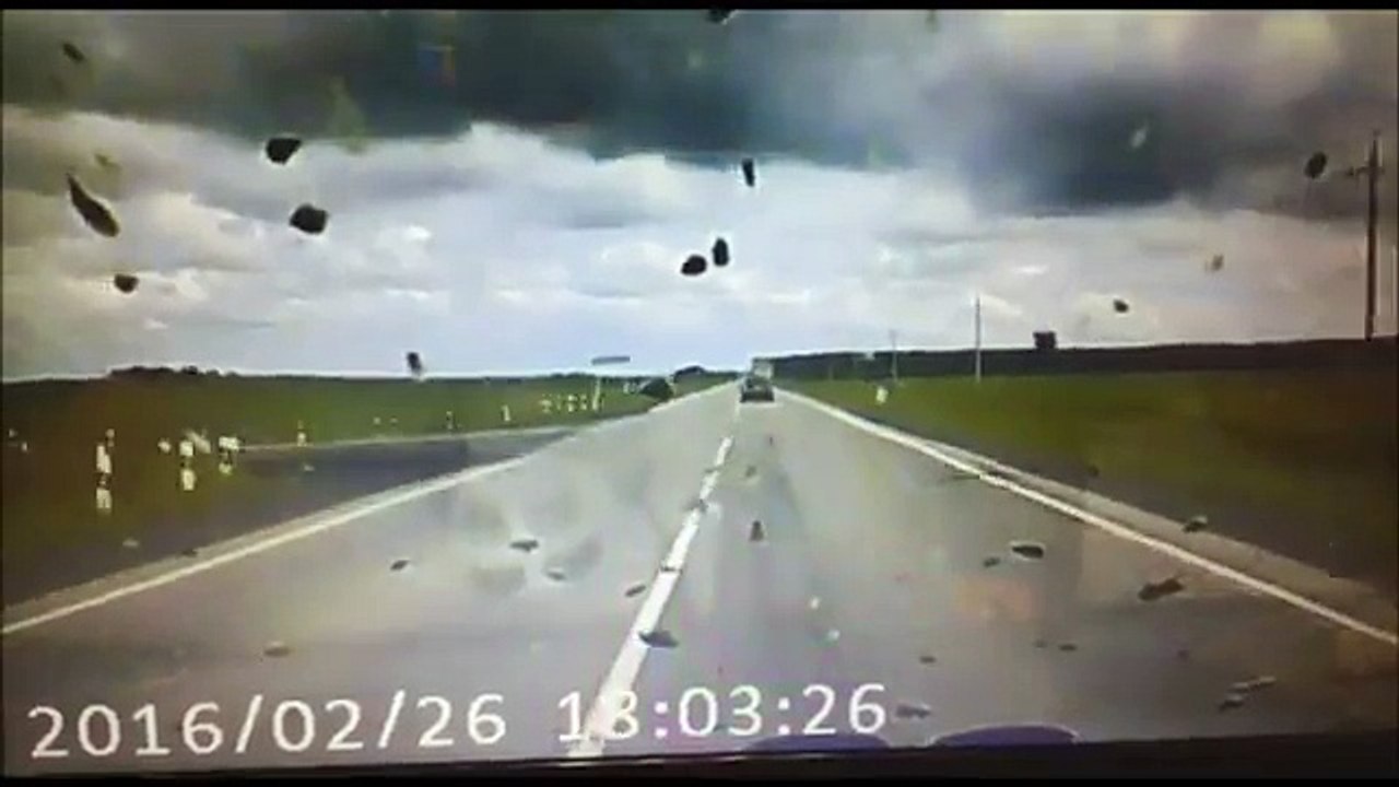 Un automobiliste rate son dépassement et fait 10 tonneaux (Russie)