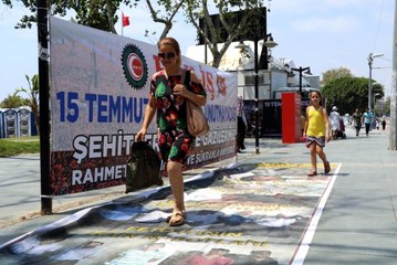 Gülen ve Darbeci Komutanların Yer Aldığı Afişi Vatandaşlar Paspas Yaptı