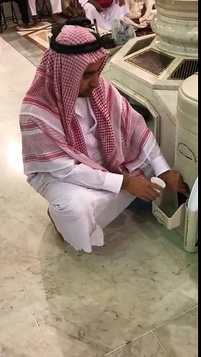 Metin Demirtaş. Umre 2017. Medine'de Mescidi Nebevi icinde zemzem içerken. Zemzem nasil icilir. Zemzem icerken yapilacak dualar. Mescidi Nebevi Medine-i Münevvere. Zemzemin hikayesi. Hz. Hacer ve zemzemin ortaya cikmasi. Drinking Zamzam water in Madina