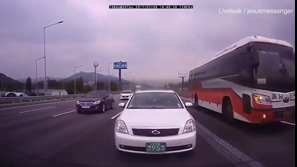 Un accident terrible d'un bus dans une autoroute en Corée du Sud