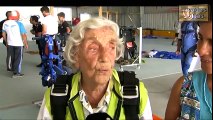 Aos 96 anos, mulher cumpre sonho de saltar de paraquedas a 4200 metros de altitude