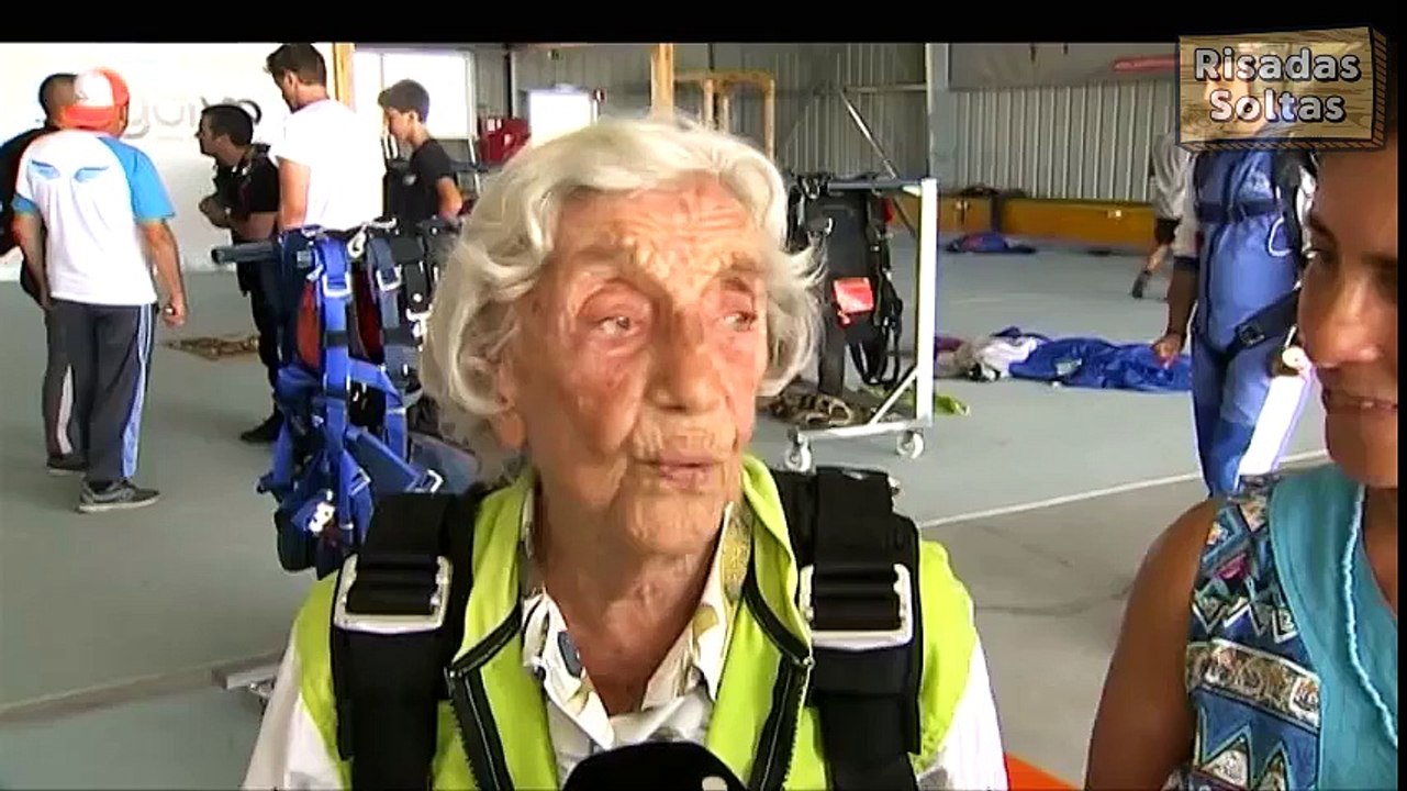 Aos 96 anos, mulher cumpre sonho de saltar de paraquedas a 4200 metros de altitude